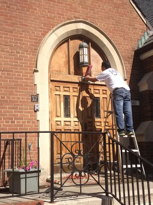 Puerta exterior de madera decapada y barnizada de nuevo en Annandale, VA
