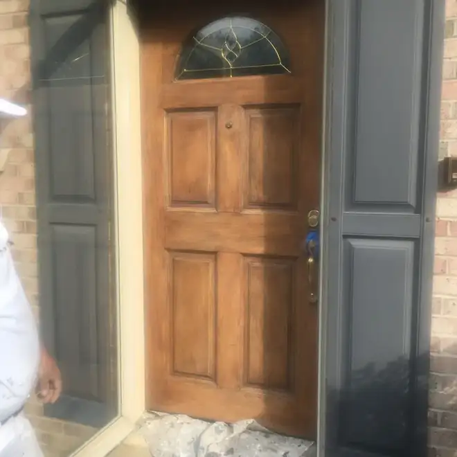 Puerta exterior de madera decapada y barnizada de nuevo en Arlington, VA