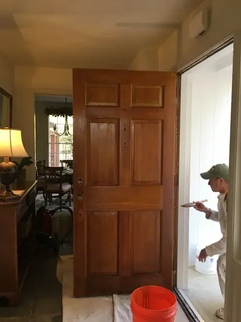 Renovación y barnizado de la puerta principal en Springfield, VA