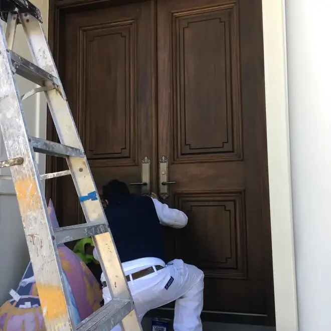 Puerta exterior de madera decapada y barnizada de nuevo en Herndon, VA
